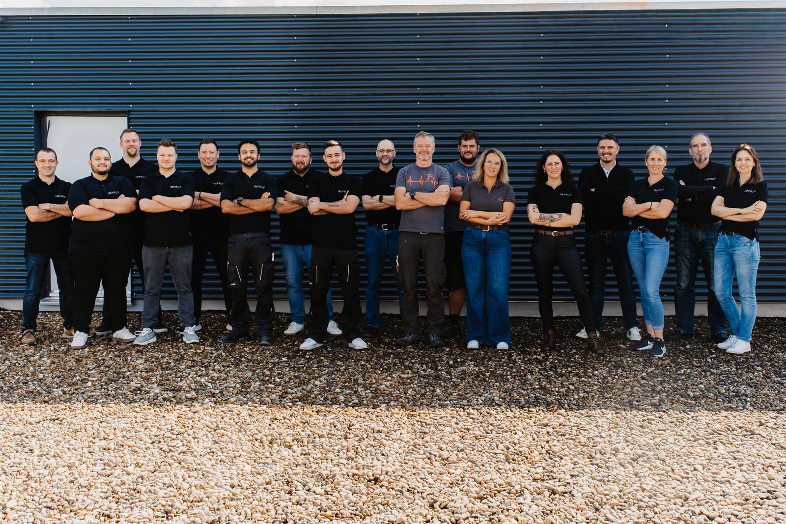Das Team von IMPRUF vor der Firmenfassade