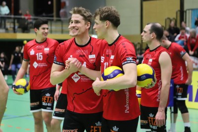 Spieler des TV Rottenburg stehen vor dem Spiel mit Bällen am Rand des Feldes.