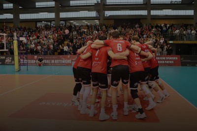 Die Mannschaft des TV Rottenburg steht nach dem Spiel im Kreis auf dem Feld, dahinter die volle Halle.