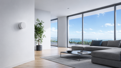 Dezentrale Lüftungsanlage in modernem Wohnzimmer mit bodentiefen Fenstern